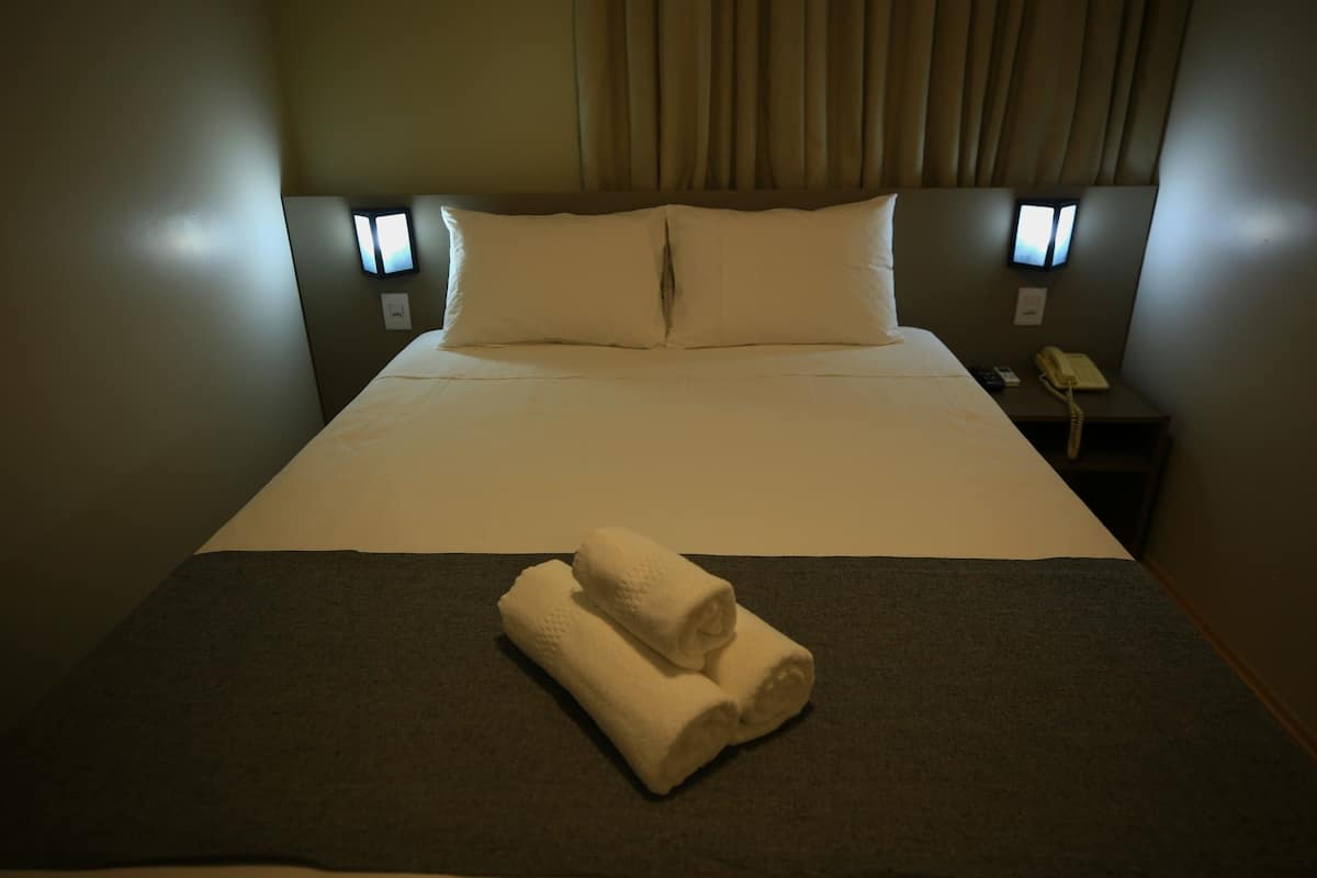 Kamar Double | Meja kerja, ruang kerja ramah laptop, kedap suara, dan Wi-Fi gratis