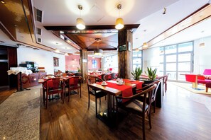 Tägliches Frühstücksbuffet (15 EUR pro Person)