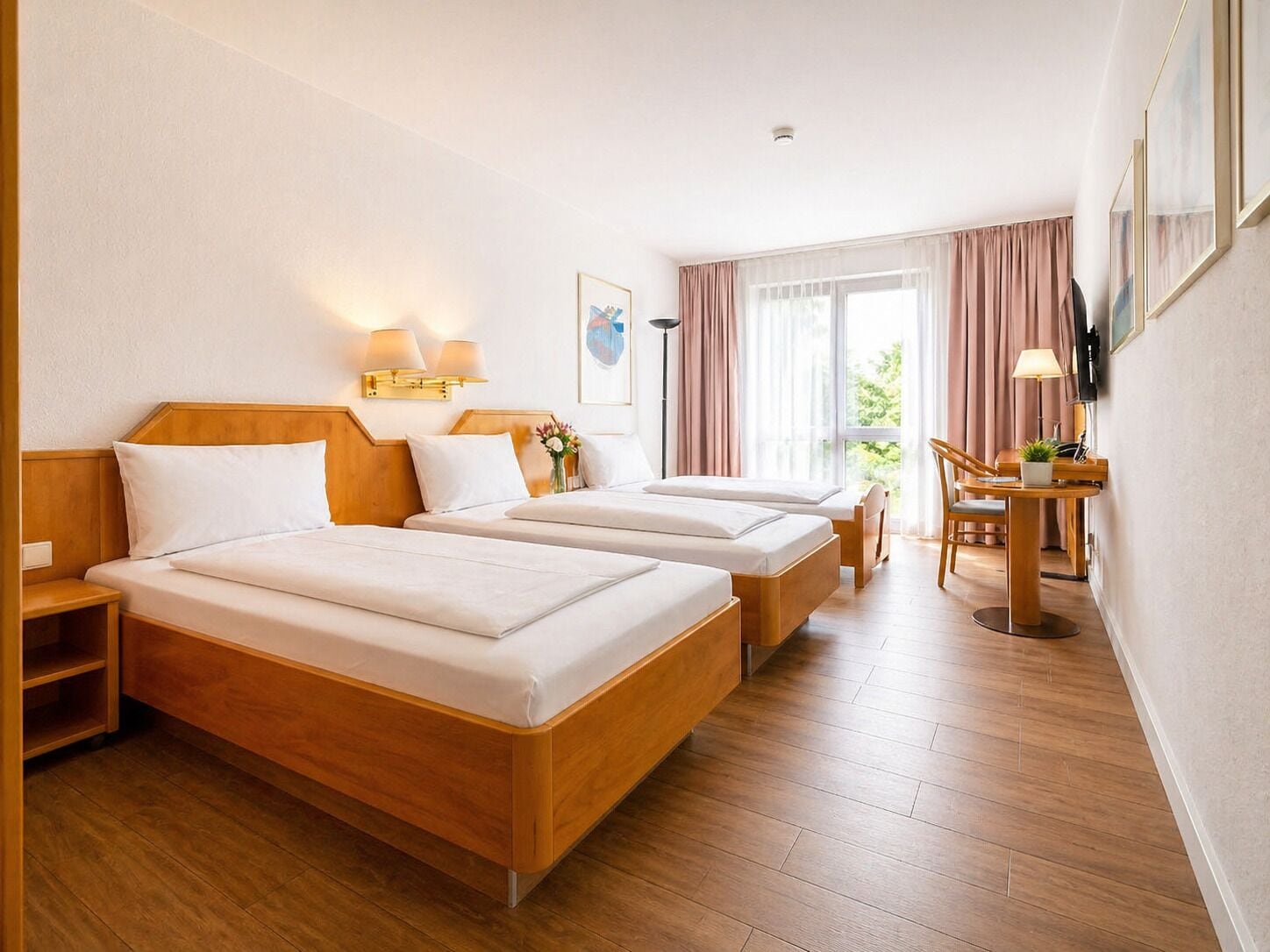 Comfort trippelrum | Värdeförvaringsskåp på rummet, skrivbord och mörkläggningsgardiner