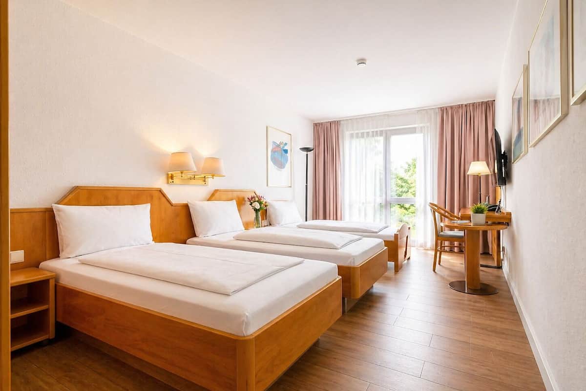 Comfort Triple Room | In-room safe, desk, blackout drapes, soundproofing