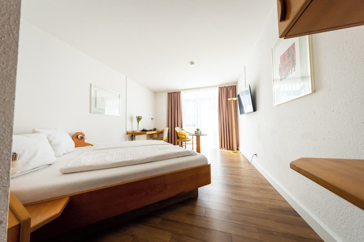 Comfort dubbelrum | Värdeförvaringsskåp på rummet, skrivbord och mörkläggningsgardiner