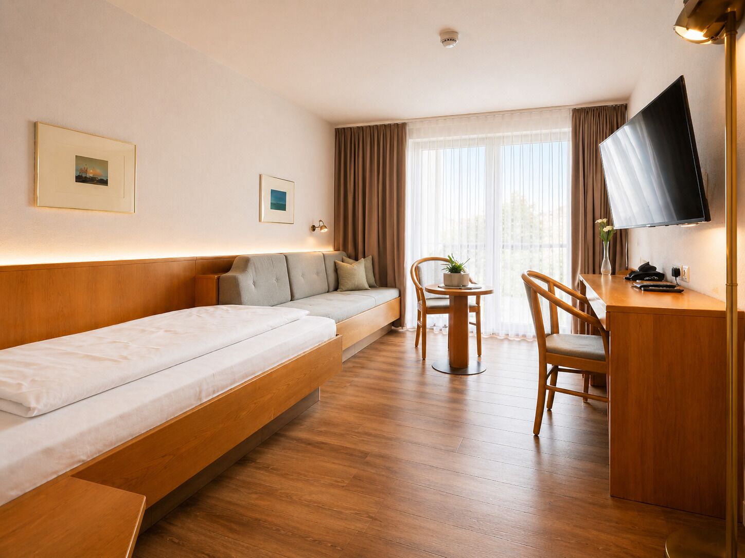 Comfort enkelrum | Värdeförvaringsskåp på rummet, skrivbord och mörkläggningsgardiner