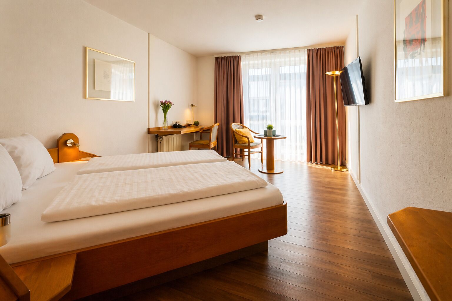 Comfort dubbelrum | Värdeförvaringsskåp på rummet, skrivbord och mörkläggningsgardiner