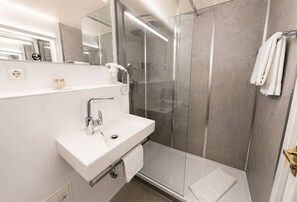 Dusch, regndusch, hårtork och handdukar