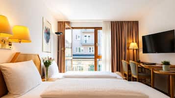 Quarto duplo conforto | Cofres nos quartos, escrivaninha, cortinas blackout