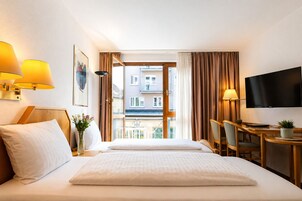 Comfort-værelse med 2 enkeltsenge | Pengeskab på værelset, skrivebord, mørklægningsgardiner, lydisolering