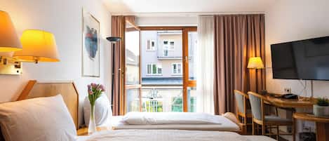 Habitación Confort con 2 camas individuales | Caja fuerte, escritorio, cortinas opacas y sistema de insonorización