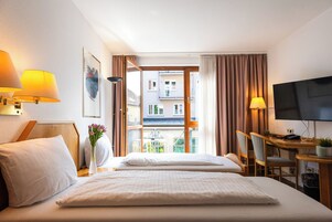 Comfort-værelse med 2 enkeltsenge | Pengeskab på værelset, skrivebord, mørklægningsgardiner, lydisolering