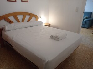 1 slaapkamer, een strijkplank/strijkijzer, beddengoed