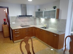 ثلاجة، ميكروويف، فرن، ماكينة لصنع القهوة/الشاي