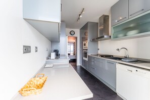Kühlschrank, Mikrowelle, Ofen, Geschirrspüler