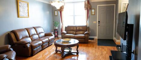 Flat-screen TV, Netflix, Hulu, streaming services