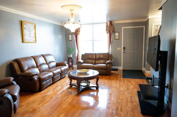 Flat-screen TV, Netflix, Hulu, streaming services