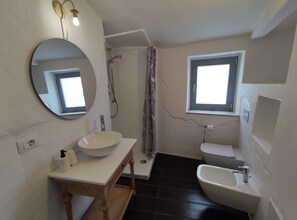 Douche, séchoir à cheveux, bidet, papier de toilette