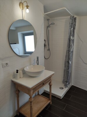 Shower, hair dryer, bidet, toilet paper - Penthouse with a view (Badolato)