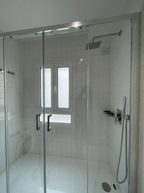 Bruser, hårtørrer, bidet, håndklæder