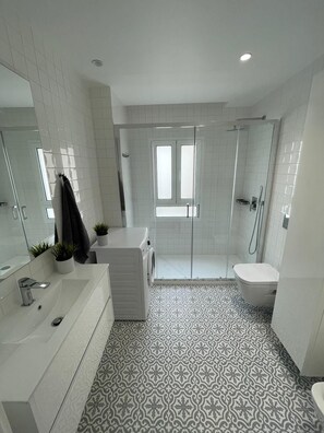 Dusche, Haartrockner, Bidet, Handtücher