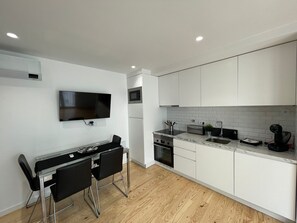 Frigorifero, microonde, forno, piano cottura