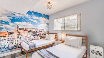 4 sovrum, skrivbord, strykjärn/strykbräda och resesäng