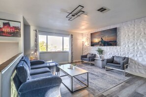 Smart TV, chimenea, videojuegos