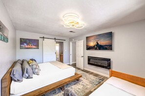 4 habitaciones, escritorio y tabla de planchar con plancha