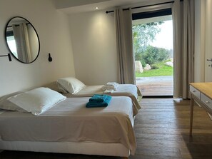 3 habitaciones, caja de seguridad en la habitación y escritorio 