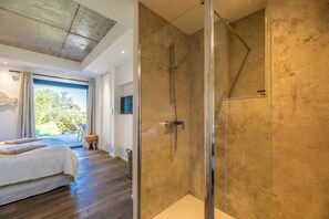 3 bedrooms, in-room safe, desk, iron/ironing board - A0 Stunning 6-Person Apartment with Terrace, Garden & Sea View, 400m from Beach (Sainte Lucie de Porto-Vecchio)