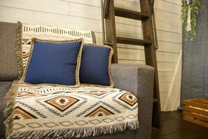 Interior - River, Sauna & Spa - The Farmhouse in Forest (Ste-Rose-du-Nord)