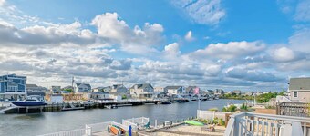 Cozy Bungalow on lagoon-10 min boat ride to the bay!
