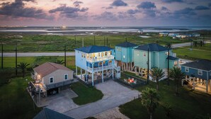 A coastal residential area with houses, a clear sky, and a view of the water. - Steps to Surfside Beach | Games, Views & Pets (Surfside Beach)