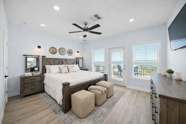 4 bedrooms, iron/ironing board, travel crib, free WiFi - Steps to Surfside Beach | Games, Views & Pets (Surfside Beach)