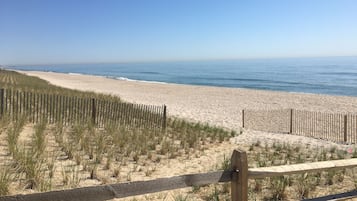 Una spiaggia nelle vicinanze