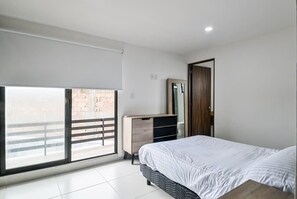 2 bedrooms, desk, iron/ironing board, WiFi