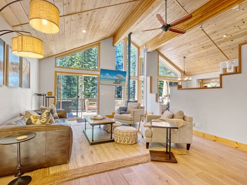 Lake Views, Hot Tub, Walk to Beach!