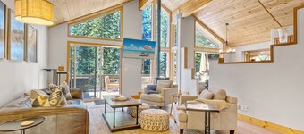 Lake Views, Hot Tub, Walk to Beach!