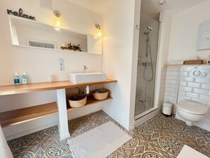 Ducha, secador de pelo, toallas, jabón
