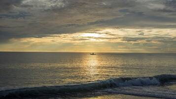 Chaises longues, serviettes de plage