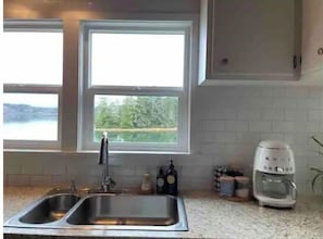 Fridge, microwave, oven, stovetop - Fletcher’s Cove (Ucluelet)
