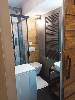 Dusche, Haartrockner, Handtücher, Seife