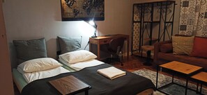 1 Schlafzimmer, Zimmersafe, Schreibtisch, Bügeleisen/Bügelbrett
