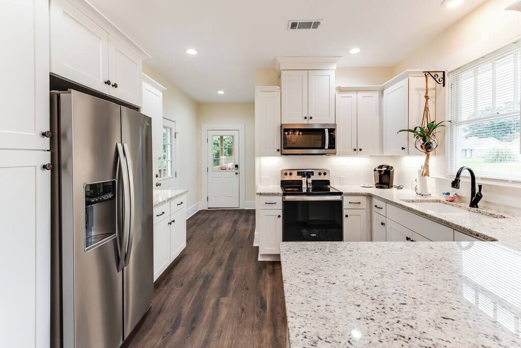 Réfrigérateur, micro-ondes, cafetière/bouilloire, grille-pain