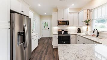 Réfrigérateur, micro-ondes, cafetière/bouilloire, grille-pain