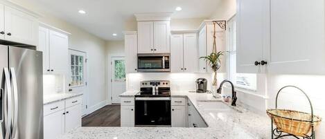 Kühlschrank, Mikrowelle, Wasserkocher mit Kaffee-/Teezubehör, Toaster