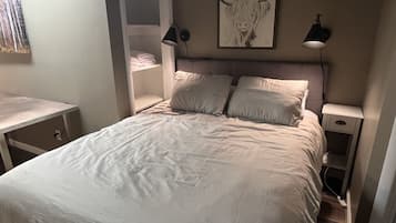 4 bedrooms, desk, iron/ironing board, free WiFi