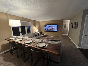 Smart TV, chimenea, estéreo y monitor de computadora 