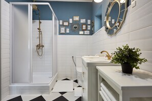 Bathtub, hair dryer, towels, soap - Riverside boutique apartments next to the thermal bath (Mosonmagyaróvár)