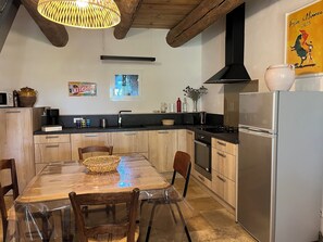 Een koelkast, een microgolfoven, een oven, een kookplaat