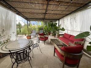 Outdoor dining - Bed and breakfast / gîte with SPA (Massages on reservation) (Domessargues)