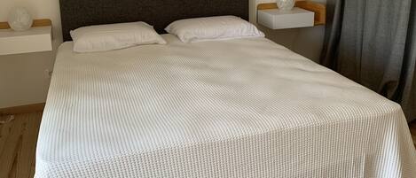 1 bedroom, iron/ironing board, travel cot, free WiFi