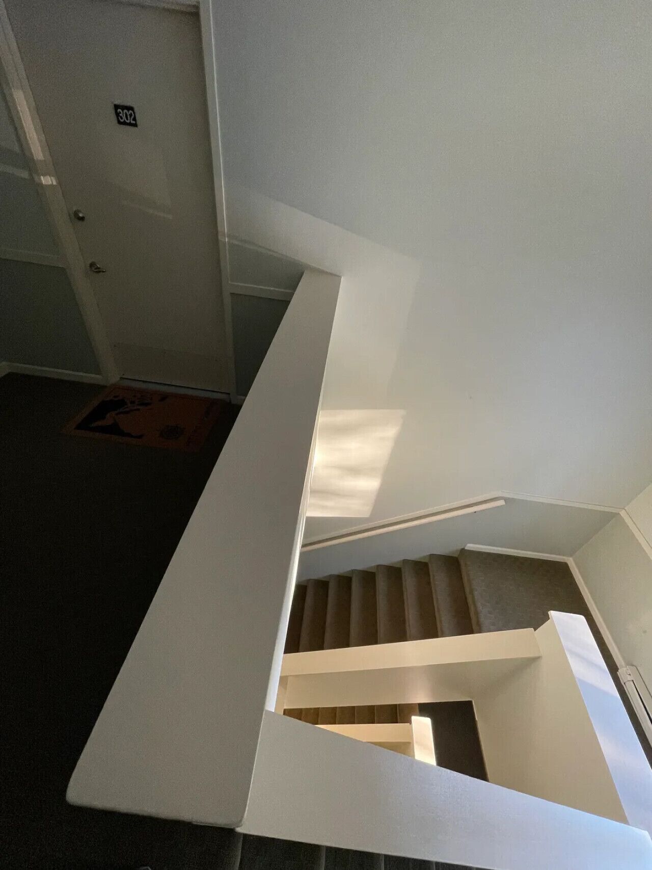 Un intérieur moderne avec un escalier menant à un niveau inférieur.